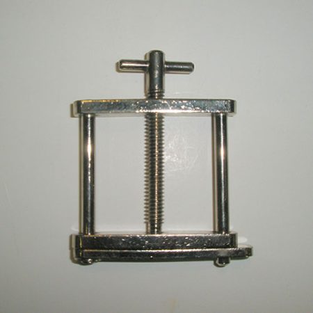 A picture of a metal clamp.