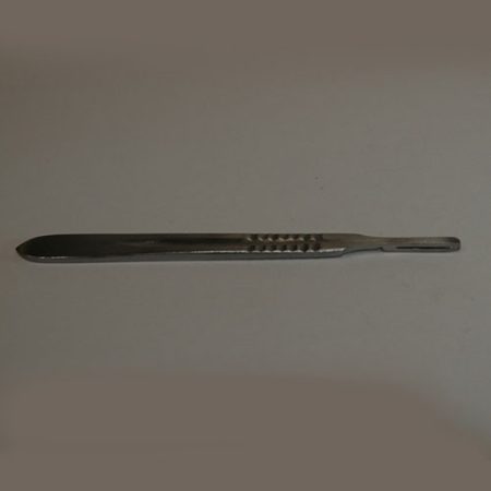 A small, 210mm long scalpel handle No. 4 suitable for blades 20-25 resting on a white surface.