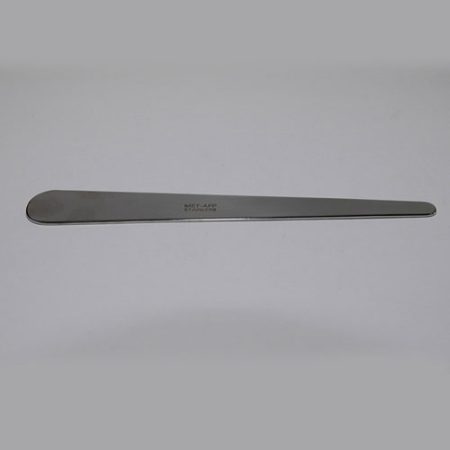 A 180mm long spatula with round ends.