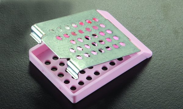 A pink tray for embedding cassettes with stainless steel lids (25/Pack).