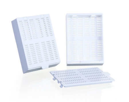 Three large Embedding Cassettes (75x52x18mm) with detachable lids are shown—two upright and one flat—all featuring slots for tissue samples.