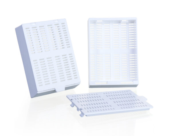 Three large Embedding Cassettes (75x52x18mm) with detachable lids are shown—two upright and one flat—all featuring slots for tissue samples.