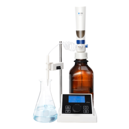 A laboratory bottle-top burette dispensing liquid into an Erlenmeyer flask, with a digital control panel displaying measurement data.